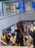 笑死😹尼克斯大逆转马刺~提前离场球迷奔跑折返球馆!共富贵!