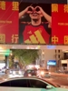 致敬我自己！佩德里在广告牌下做经典庆祝动作！