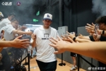 参与度拉满！里夫斯中国行厦门站观战百分大战 亲自上阵教欧洲步